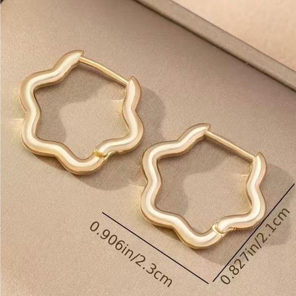 Gold huggie wavy earrings ✨ - Picture 5 of 5